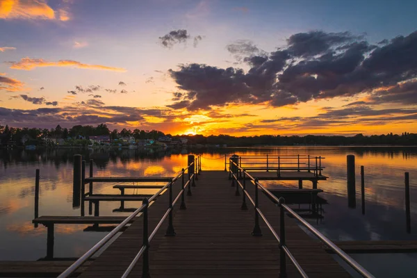 Paysage tranquille au coucher du soleil sur le lac — Photo