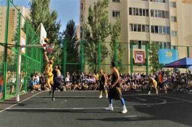 sokak sporcuları, basketbol oynuyor.