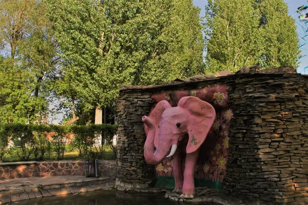 Elefante Fonte Rosa Parque — Fotografia de Stock