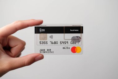 N26 iş kredi kartı kadın el tarafından düz düzenlenen
