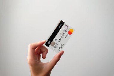 N26 iş kredi kartı kadın el tarafından eğik tutulan