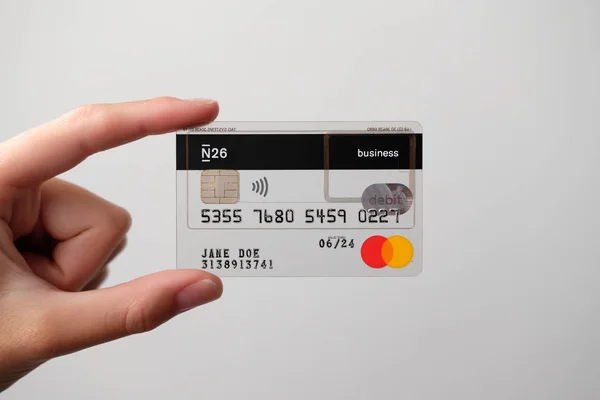 N26ビジネスクレジットカードは、女性の手でまっすぐに保持 — ストック写真