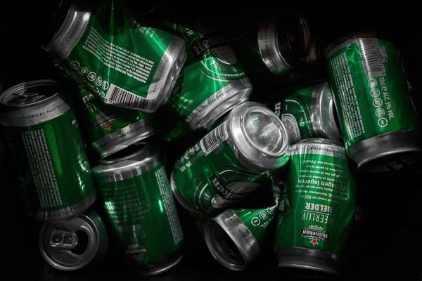 Heineken bira tenekeleri çöp kutusunda ufalanmış — Stok fotoğraf