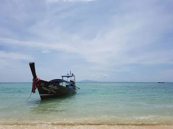 Traditionele Thaise boot voor anker bij het strand in Thailand — Stockfoto