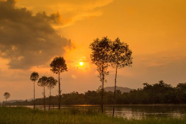 Kra Buri Nehri'nde gün batımından önceki akşam, Tayland