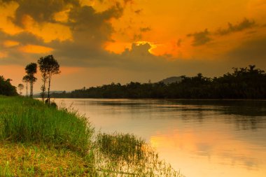 Kra Buri Nehri'nde gün batımından önceki akşam, Tayland