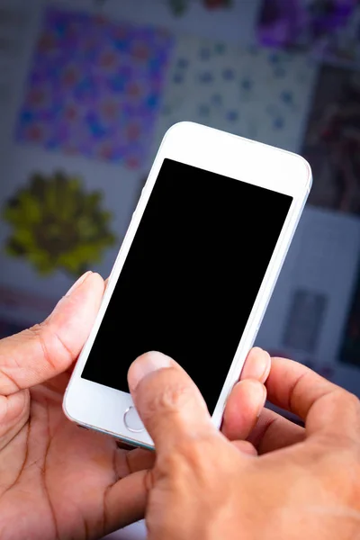 Close Afbeelding Mannelijke Hand Met Witte Smartphone Met Blanco Zwarte — Stockfoto