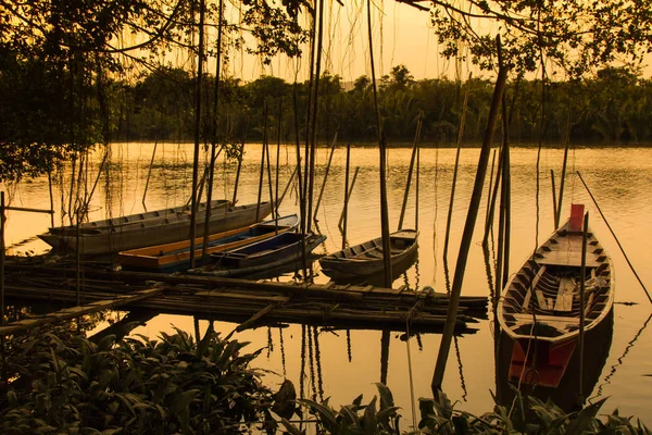 Balıkçı iskelesindeki tekneler, Kraburi nehri, Tayland