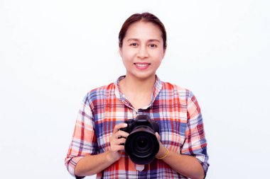 Asyalı kadın fotoğrafçı dijital fotoğraf makinesi taşıyor.