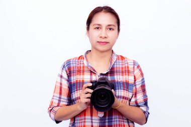 Asyalı kadın fotoğrafçı dijital fotoğraf makinesi taşıyor.