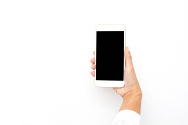 Beyaz arka planda izole cep telefonu tutan kadın el, yakın çekim,