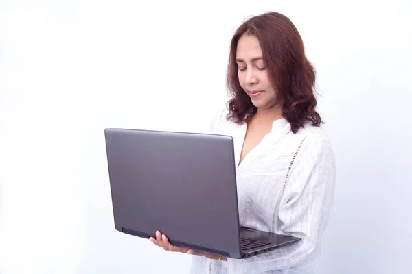 Gyönyörű Kezében Egy Laptop Miközben Pózol Ellen Fehér Háttér — Stock Fotó
