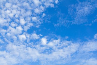 Beyaz bulutlu mavi gökyüzü.