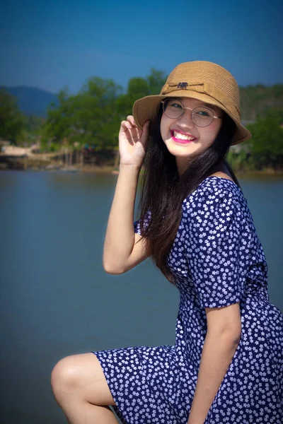 Bella Ragazza Allegra Che Indossa Occhiali Cappello Riposa Mattino Cappello — Foto Stock