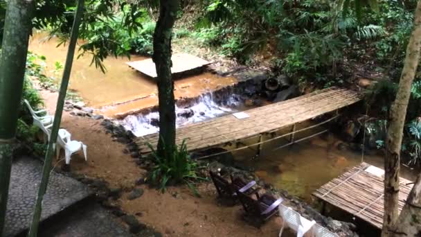 Sedili Rilassanti Bambù Accanto Fiume Con Alberi Verdi Freschi — Video Stock