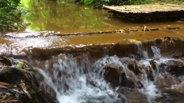 Długa Ekspozycja Wody Przepływającej Przez Weir Ranong Tajlandia — Wideo stockowe