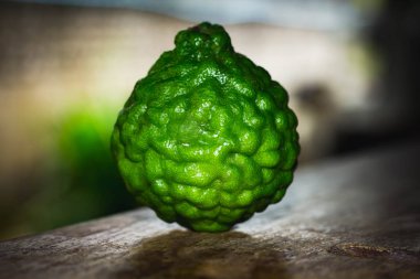 Doğa arka planda ahşap masa üzerinde Taze Bergamot meyve