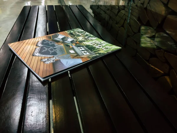 Meşe Ağaç Sandalyesi Ev Dekorasyonu Kitabı