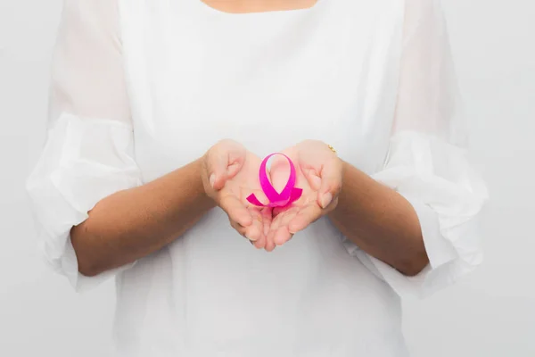 Różowa Wstążka Ręce Kobiety Wesprzeć Raka Piersi Koncepcja Opieki Zdrowotnej — Zdjęcie stockowe