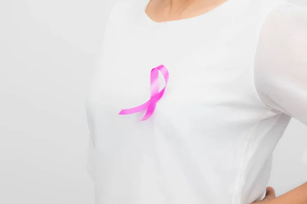 Göğüs Kanserini Desteklemek Için Kadın Göğsünde Pembe Kurdele Sağlık Tıp — Stok fotoğraf