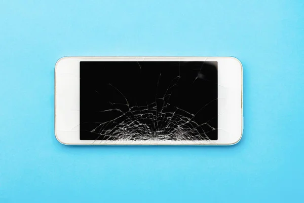 Smartphone Met Gebroken Scherm Blauwe Achtergrond — Stockfoto
