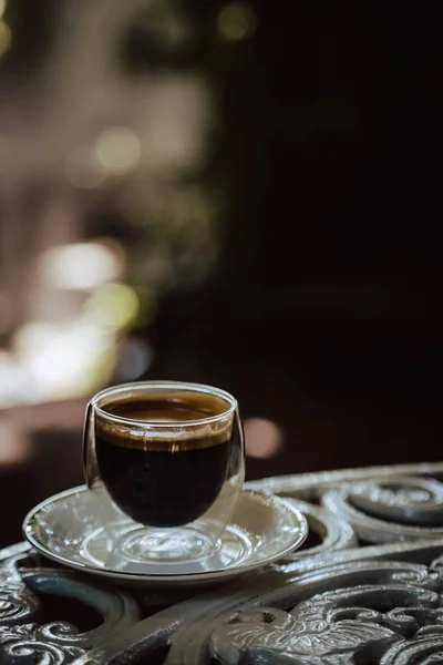 One Hot Black Coffee Outdoor Table Transparent Glass Blurry Bokez — Stock Photo, Image