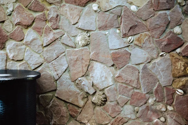 Değişik boyutlarda taşlardan oluşan duvarın dokusu, kabuk taşları.