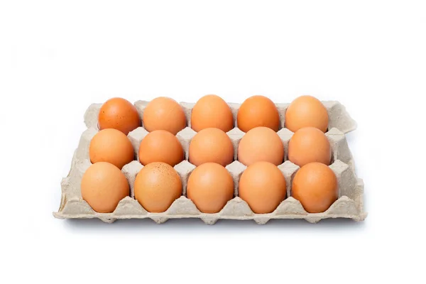 Beyaz arka planda çiğ tavuk yumurtalarının yakın plan görüntüsü. Yumurta kutusunda çiğ tavuk yumurtası. 