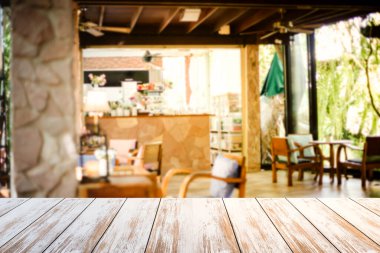 Kahve dükkanındaki eski tarz beyaz ahşap masa bulanıklaştı. Sıcak tonlarda.