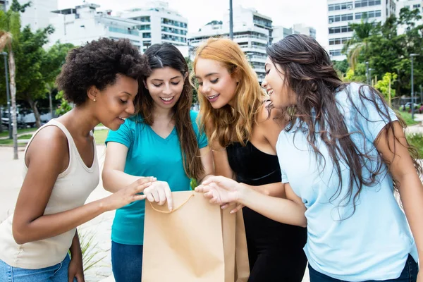 Grup siyah Cuma şehirde alışveriş sonra dört mutlu kız