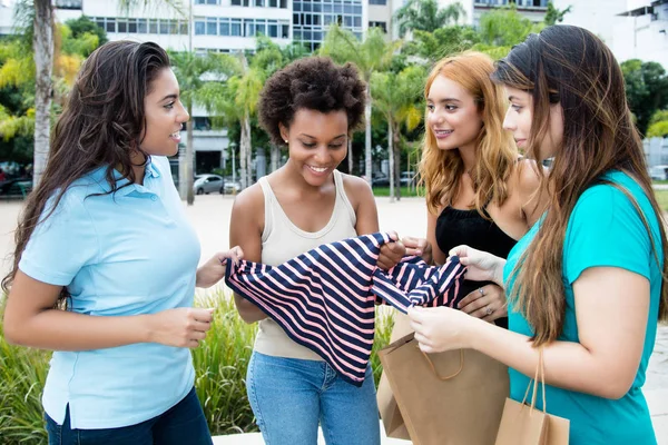 Grupo Quatro Mulheres Felizes Após Compras Sexta Feira Preta Cidade — Fotografia de Stock