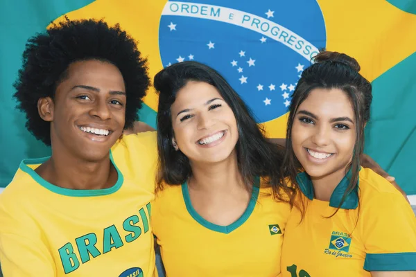 Gruppe Fröhlicher Brasilianischer Fußballfans Mit Brasilianischer Fahne Und Brasilianischen Trikots — Stockfoto