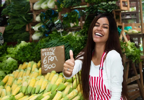 Latijns Amerikaanse Verkoopster Lachen Buitenshuis Met Boerenmarkt Met Maïs Groenten — Stockfoto