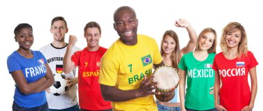 Brezilya futbol destekçisi davul ve izole beyaz zemin üzerine diğer ülkelerden hayranları için dışarı kesim ile