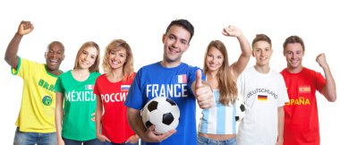 İyimser Fransız futbol meraklısı topu ve izole beyaz zemin üzerine diğer ülkelerden hayranları için dışarı kesim