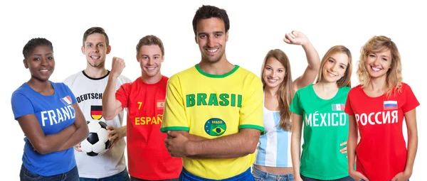 組んだ腕とカットの分離の白い背景の他の国からのファンを持つブラジルのサッカー サポーター — ストック写真