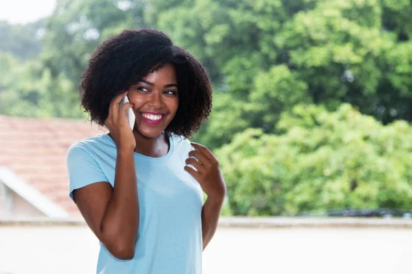 Mulher Americana Africana Bonita Falando Telefone Livre — Fotografia de Stock