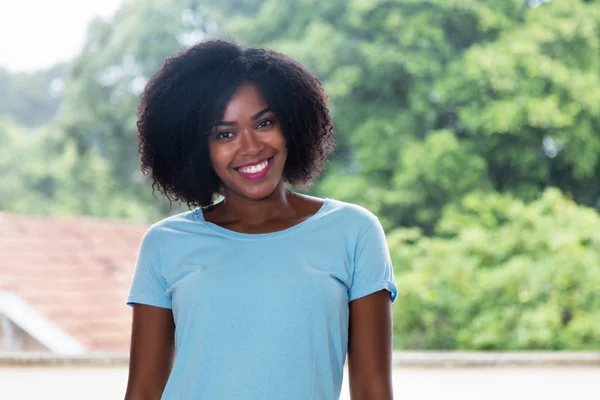 Портрет Красивой Африканской Американки Открытом Воздухе — стоковое фото