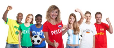 Mutlu Rus futbol destekçisi izole beyaz zemin üzerine diğer ülkelerden hayranları için dışarı kesim ile