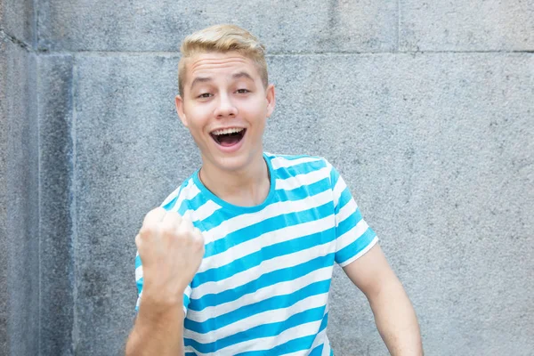 Udanej Niemiecki Młody Człowiek Dorosły Farbowanych Blond Odkryty Latem Miejsca — Zdjęcie stockowe