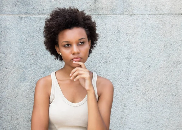 Denken Afrikanisch Amerikanische Junge Erwachsene Frau Sommer Draußen — Stockfoto