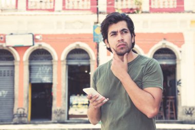 Vintage bir retro görünüm içinde doğru yolu bulmak için mobil uygulaması kullanılarak hipster Turizm