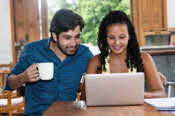 Jeune Couple Amour Latino Américain Intérieur Ordinateur Intérieur Maison — Photo