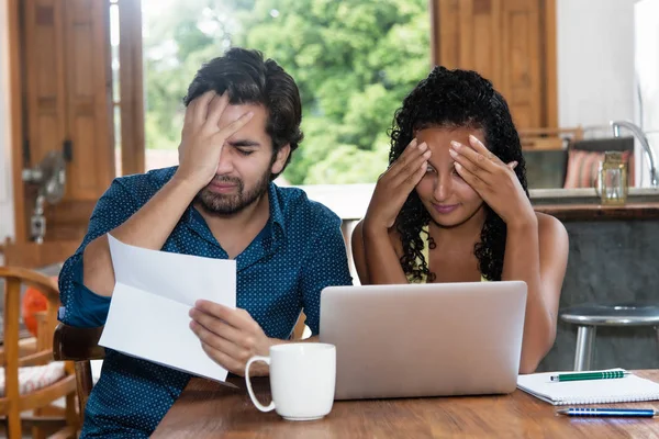 Latijns Amerikaanse Echtpaar Zonder Geld Binnen Thuis — Stockfoto