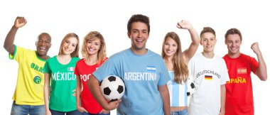Top ve fanlar için izole beyaz zemin üzerine diğer ülkelerden ile Arjantinli futbol destekçisi kesildi