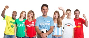 Arjantinli futbol taraftar topu ve fanlar için izole beyaz zemin üzerine diğer ülkelerden ile gülüyor kes şunu
