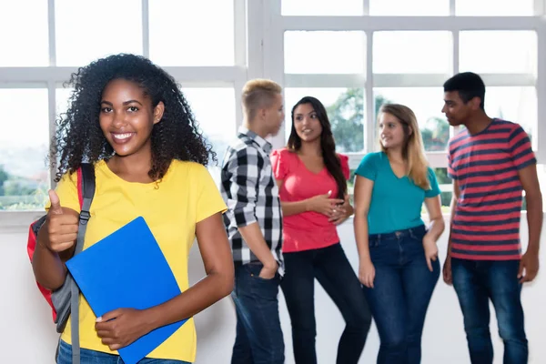 Studentessa Latino Americana Con Gruppo Altri Giovani Adulti Classe Dell — Foto Stock