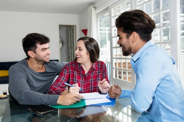 Feliz Pareja Caucásica Firmando Contrato Para Casa Propia Interior Con — Foto de Stock