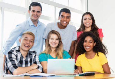 Grup uluslararası öğrenci sınıf Üniversitesi web sitesi tasarım öğrenme