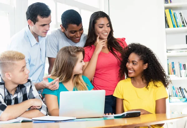 Grupo Estudiantes Internacionales Que Trabajan Código Aula Universidad — Foto de Stock